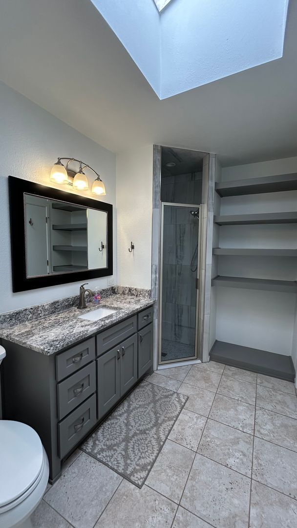 Building Photo - Large Family Home in Country Club North