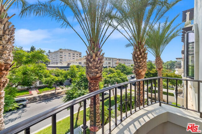 Building Photo - 443 N Palm Dr