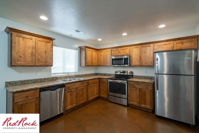 Building Photo - Conveniently located 3 Bedroom Townhome