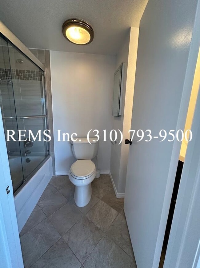 Building Photo - Remodeled Townhome with Garage and Laundry...