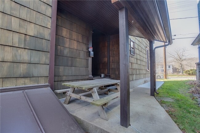 Building Photo - 4 Maple St