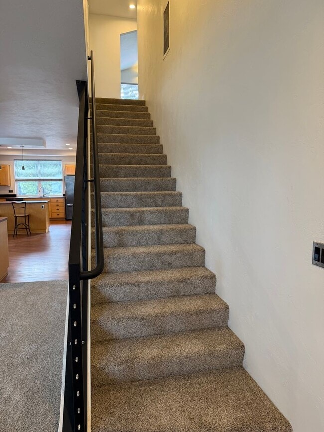 Building Photo - Beautiful 3 bedroom 2.5 bathroom house in a great neighborhood!