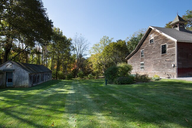 Building Photo - 352 Thoreau St