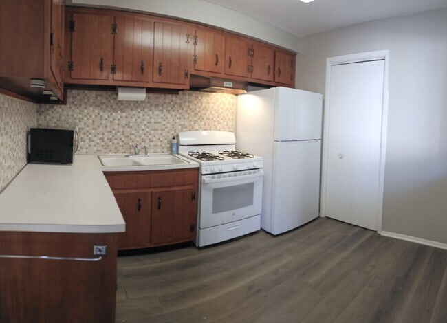 Building Photo - 24496 Clareshire Dr