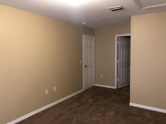 Building Photo - Beautiful Home