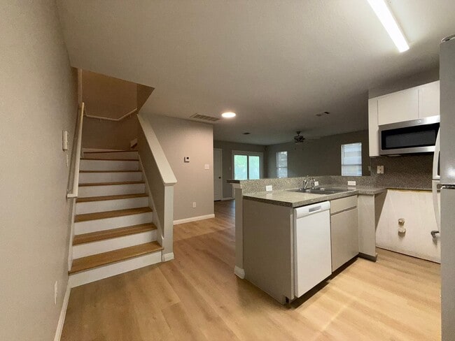 Building Photo - Ginder Properties2 (2906 Kestrel Dr)