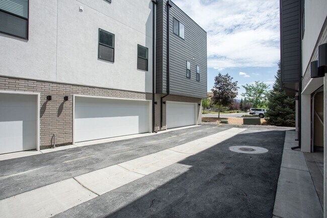 Double Garage - 493 W 620 N