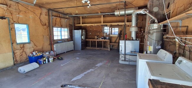 Building Photo - Spacious 4 Bedroom Stand Alone Home Near t...