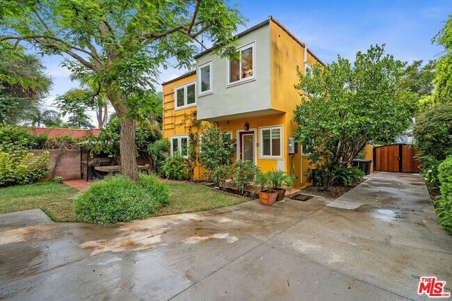 Building Photo - 828 N Crescent Heights Blvd
