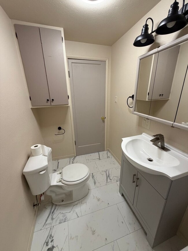 Building Photo - Newly Remodeled 3Bed/ 1Bath