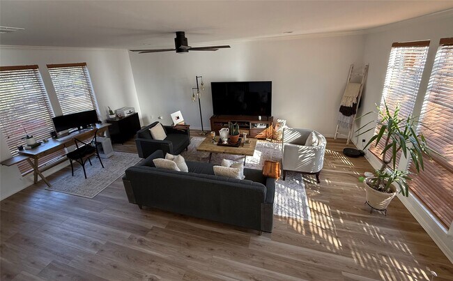 Building Photo - 1702 Tuam St