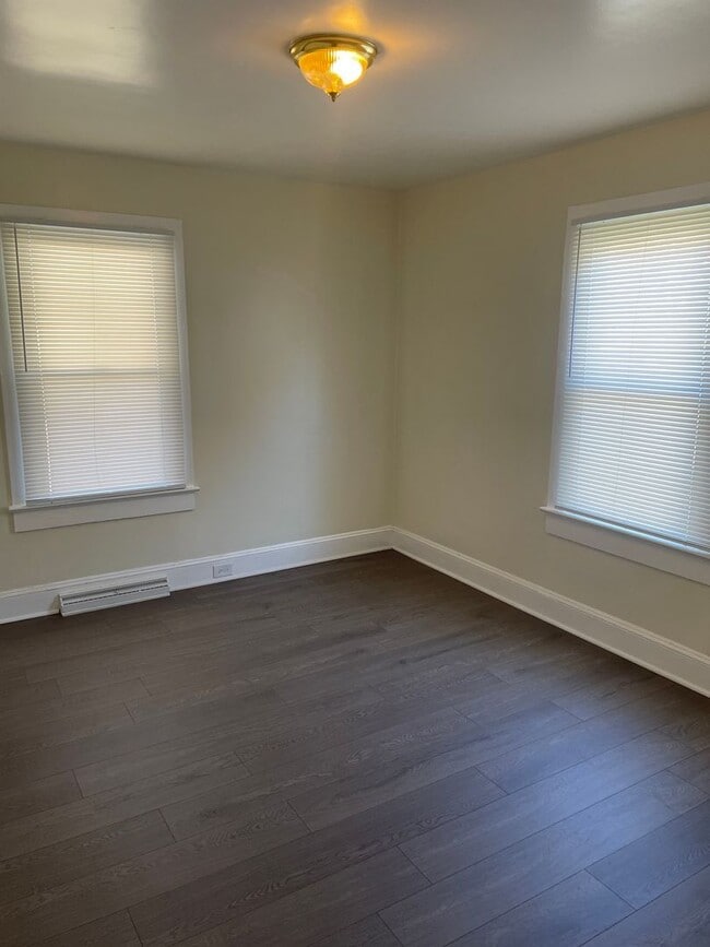 Building Photo - 1320 Marne St