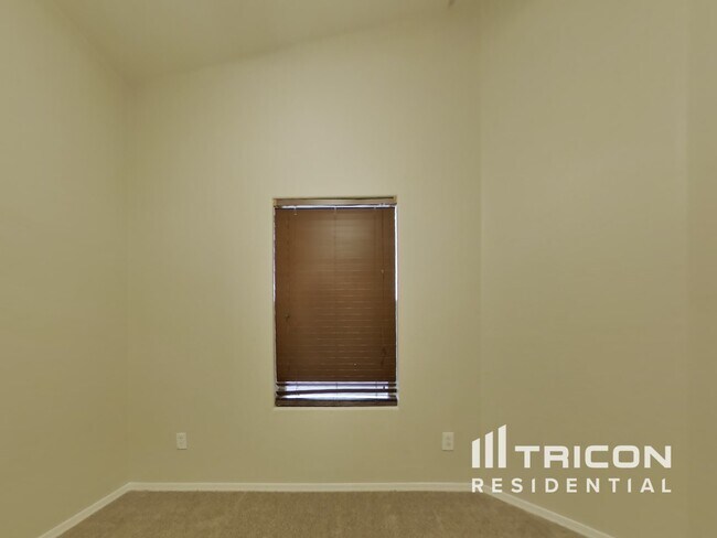 Building Photo - 3921 N 125th Dr