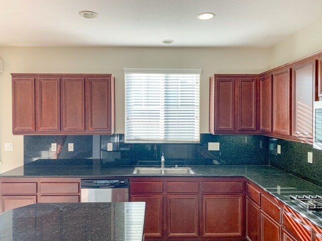 Building Photo - Large 5-Bedroom Home in the Heart of Lake ...