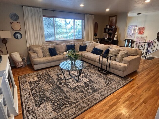 Building Photo - 631 Virginia St