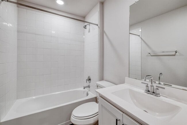 Building Photo - 109 Bethpage Dr