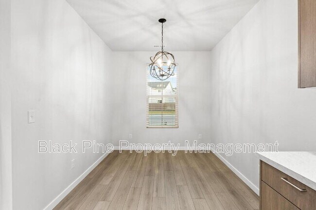 Building Photo - 895 N Aleppo Wy