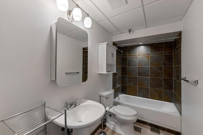 Building Photo - 400 N 1st St