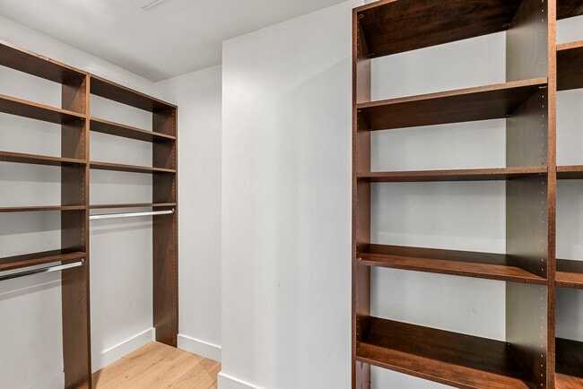 Building Photo - 855 N Croft Ave