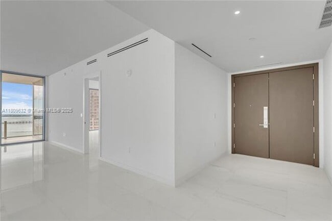 Building Photo - 300 Biscayne Blvd Way