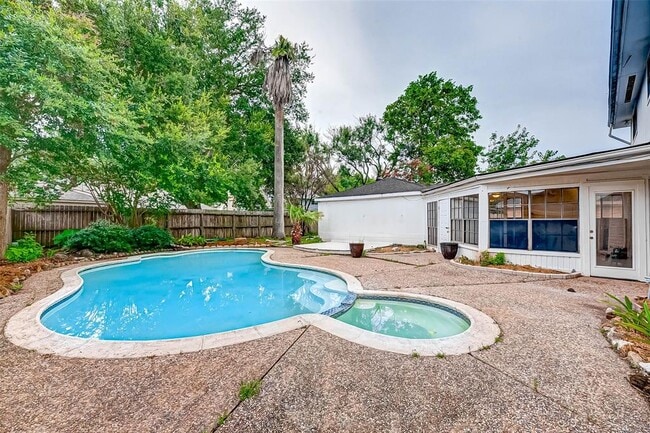 Building Photo - 2714 Green Fields Dr