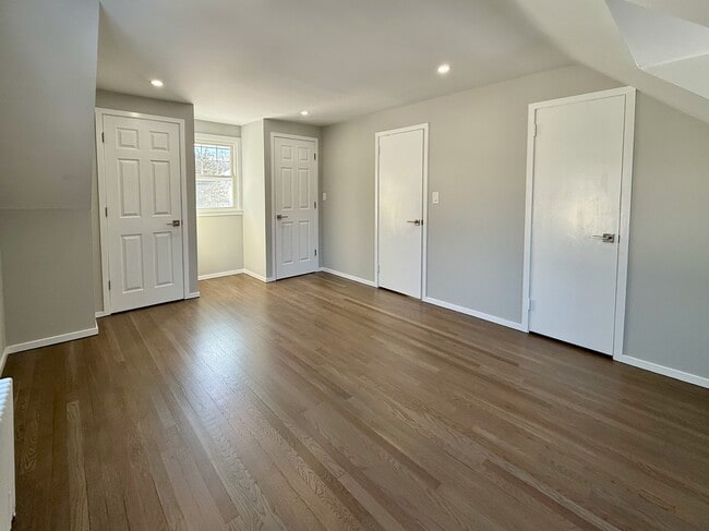 Building Photo - 191 Hobart Ave