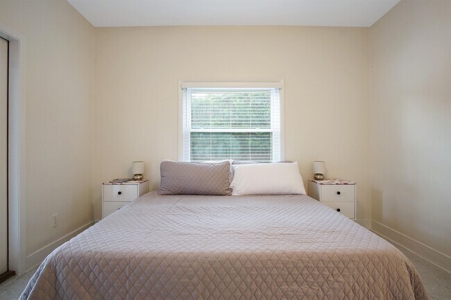 Building Photo - 1647 Lake Ella Dr