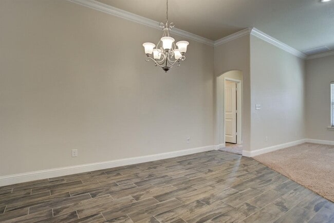 Building Photo - Immaculate newer 4/3/2 1/2 block from Quin...