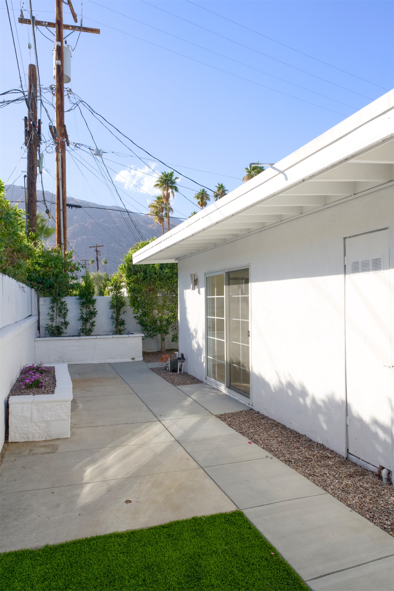 Building Photo - 975 E Camino Parocela