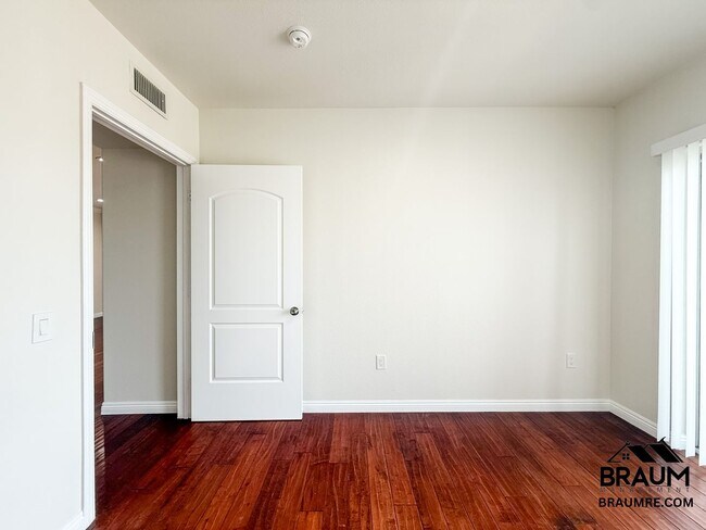 Building Photo - 332 S Virgil Ave