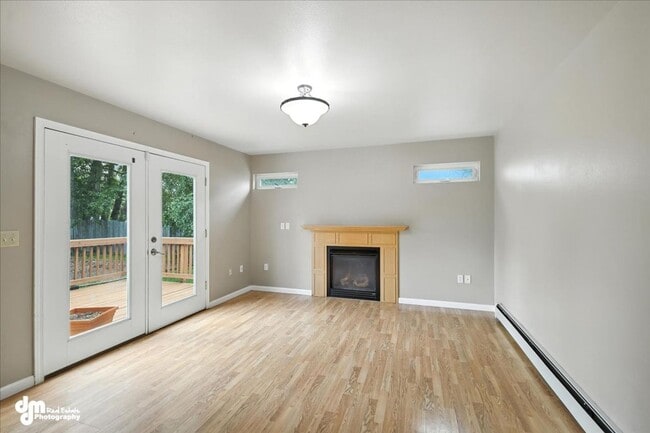 Building Photo - Spacious Palmer Home!
