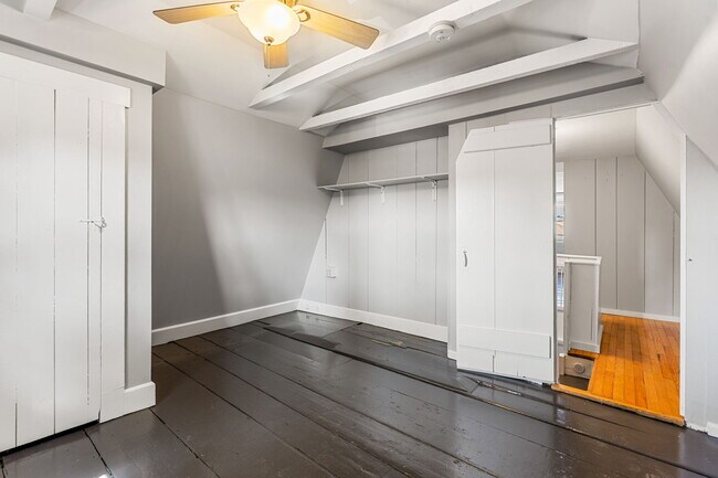 Building Photo - 8 Carlton St