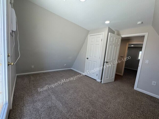 Building Photo - Cute A-frame home in Palmdale!
