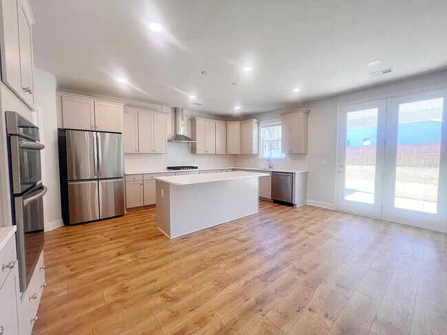 Building Photo - 1105 Cortland Vly