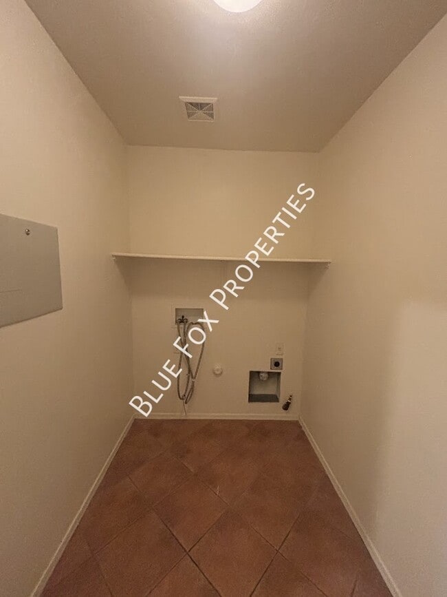 Building Photo - 270 E Shore Cliff Pl