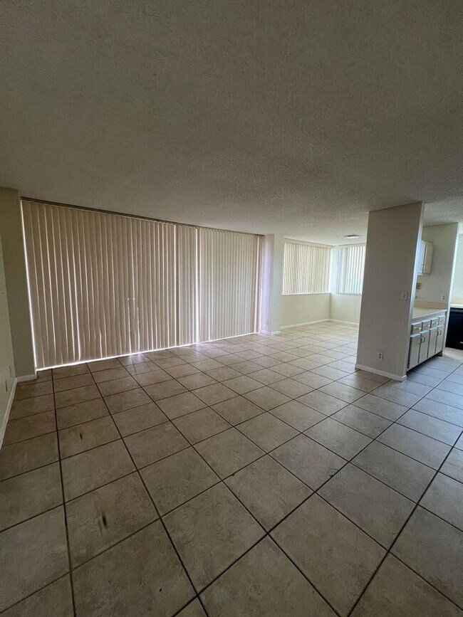 Building Photo - Spacious 2BD / 2BA Apartment - No minimum ...