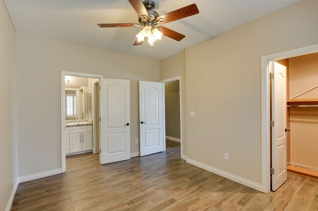Building Photo - Luxurious 4 bd 3.5 bth Henderson Home in G...