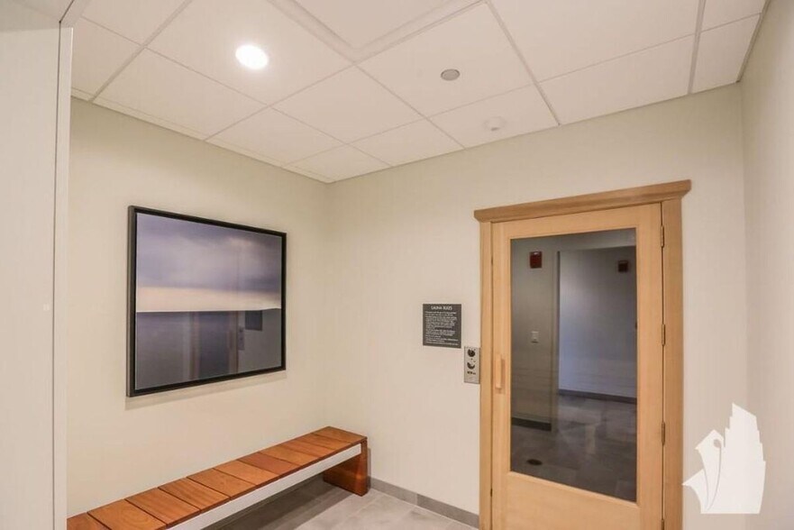 Building Photo - 637 N Wells St