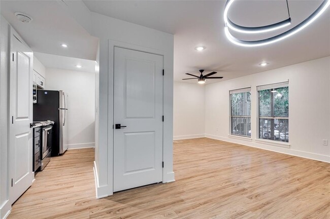 Building Photo - 704 W 21st St