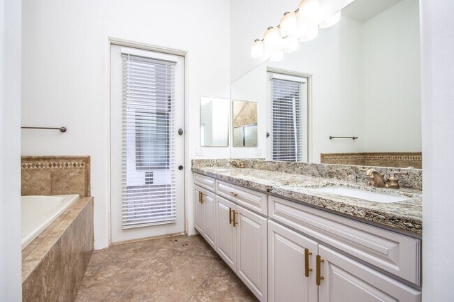 Building Photo - Oh Wow!! Beautiful 5BR/3.5BA Custom Home w...