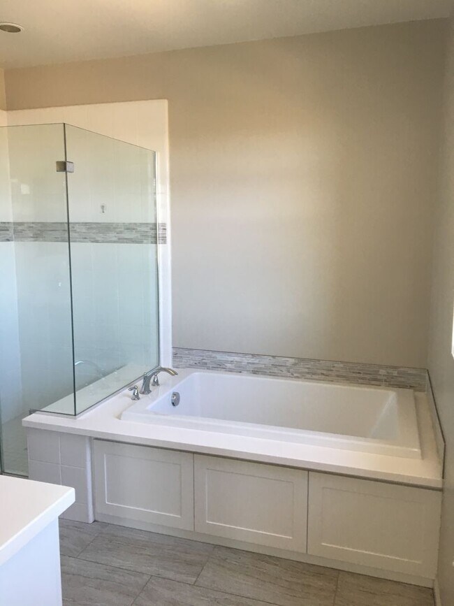 Building Photo - Beautiful 4BR/3BA Del Sur Townhome