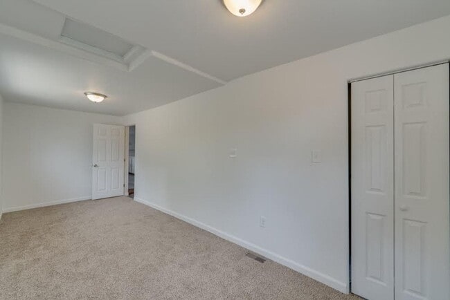 Building Photo - 4 bedroom 2 bath Home