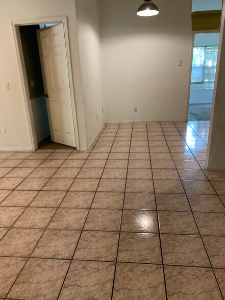 Building Photo - 1044 Henson Ct