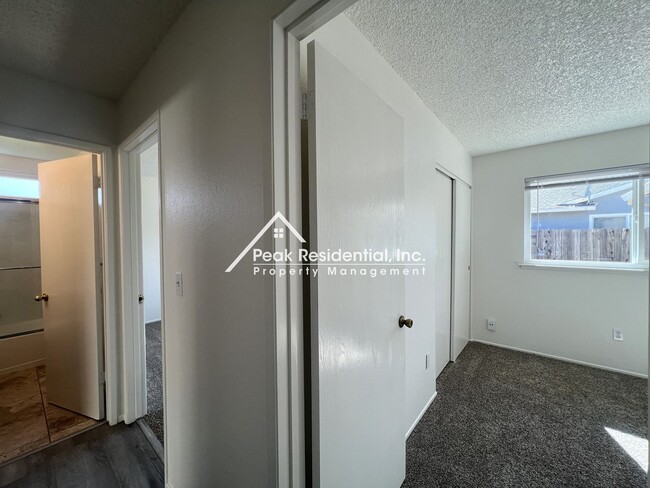 Building Photo - Spacious 4bd/2ba House with 2 Car Garage