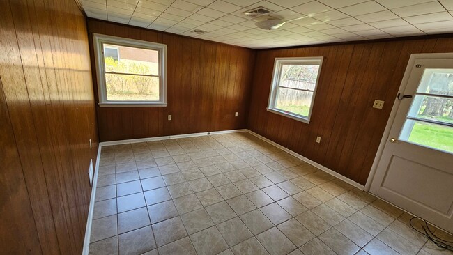 Building Photo - 4 Bedroom Single Family Home