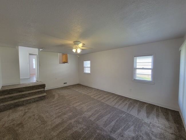 Building Photo - 3 Bed 2 Bath House