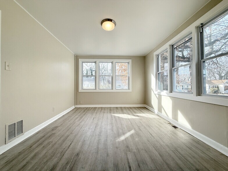 Building Photo - 16 Jenkins Ave