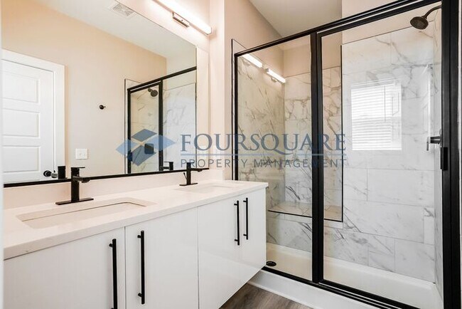 Building Photo - Townhome | Washer/Dryer Included | Back Pa...
