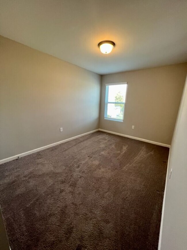 Building Photo - 3 Bed 2.5 Bath Townhome, Minutes from I-24 & The Avenue!