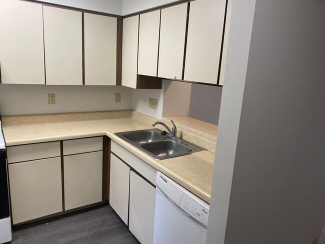 Building Photo - $1,250 | 2 Bedroom, 2.5 Bathroom Townhome ...